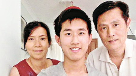 丹尼爾‧胡（中）撰文把成就歸功父母（左及右）。<br>（互聯網圖片）