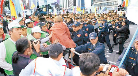 遊行人士與警方推撞。（中時電子報圖片）