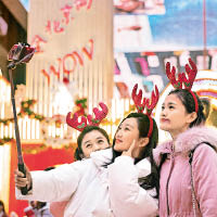少女穿起聖誕服裝在北京街頭迎聖誕。