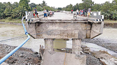 南拉瑙省有橋樑被洪水沖毀。（美聯社圖片）