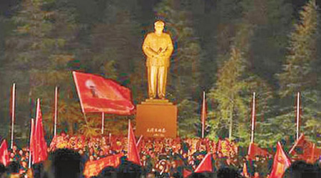 大批民眾聚集毛澤東銅像廣場紀念毛誕辰。（互聯網圖片）