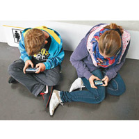 手機遊戲日益普及，亦受小童歡迎。<br>（資料圖片）