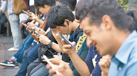 手機遊戲近年掀起熱潮，很多成年人成為「低頭族」。（資料圖片）