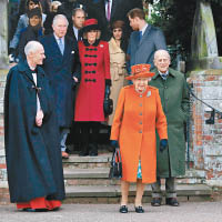 女王出席聖誕日崇拜，大批皇室成員陪伴在側。（美聯社圖片）