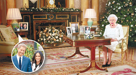 英女王發表聖誕講話的房間內擺有哈利及梅根的訂婚照。（美聯社圖片）