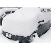 水上町下起大雪遮蓋汽車。