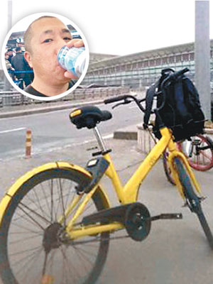 張男騎共享單車到機場，並一口氣喝光啤酒及礦泉水（小圖）。