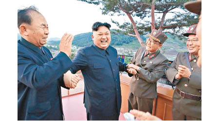 美限制公布軍演情報，爭取與北韓談判空間。圖為北韓領袖金正恩（左二）。（資料圖片）