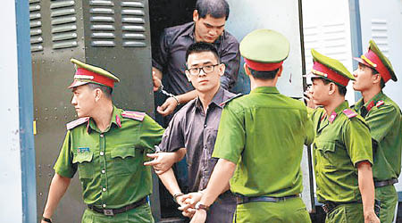 鄧黃善（左二）被押出警車。（互聯網圖片）