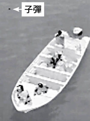 漁船船員被拍到開槍。（海洋牧人協會）