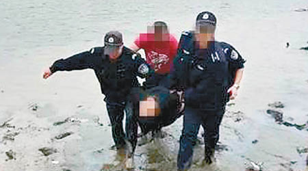 警民合力將婦人救上岸。（互聯網圖片）