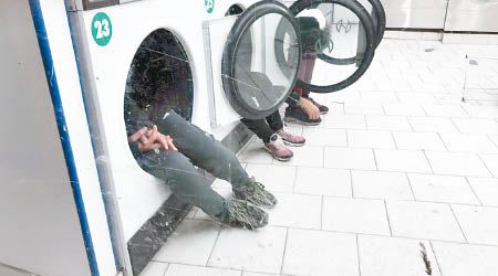 巴黎的街童躲在乾衣機內取暖。（互聯網圖片）