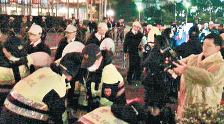 反迫遷示威與警員爆衝突，有潑漆者被按在地上。（互聯網圖片）