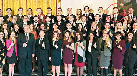 布羅伊爾（後排右二）堅稱只是模仿特朗普的招牌手勢。（互聯網圖片）