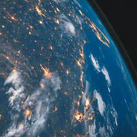 地球夜景 100萬人讚<br>普通人很少有機會可以在太空看地球，太空人范德海去年十二月中就在社交網上載一張由國際太空站拍下的地球夜景相，結果大受歡迎，短短半個月就獲得逾一百萬個讚好。