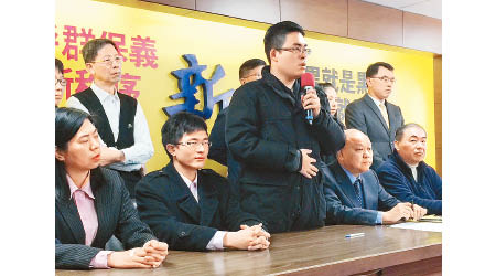 王炳忠（前左三）被指利用網媒發展共諜組織。（資料圖片）