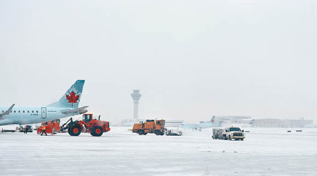 多倫多機場鋪滿積雪。（互聯網圖片）