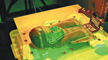 研究人員以紅外線掃描木乃伊棺木。（互聯網圖片）
