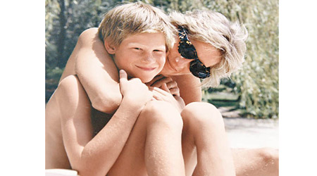 兒時的哈利（左）與母親合照。
