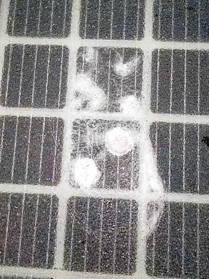 太陽能公路路面出現被重擊的痕迹。（互聯網圖片）