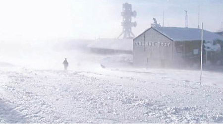 該對男女網友相約共赴雪山自殺。（電視畫面）