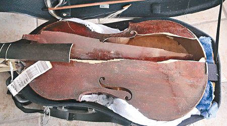 中提琴損毀嚴重。（互聯網圖片）