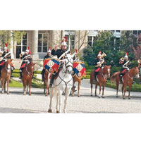 馬克龍向中國國家主席習近平贈送一匹法國共和國衞隊的坐騎。（資料圖片）