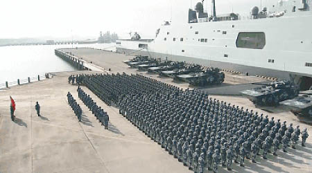 大批海軍陸戰隊官兵集結準備登船參加渡海作戰演練。（互聯網圖片）