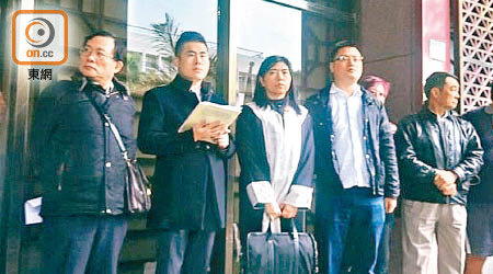 王炳忠（左四）與其父（左一）到法院提告。（宋江誠攝）