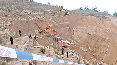警方出動兩台挖掘機到場挖山。（互聯網圖片）