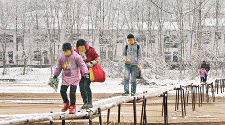 村民自資建竹橋供學童上學。（互聯網圖片）