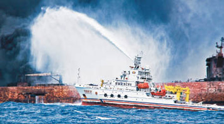 滅火輪向起火的運油船「桑吉」射水。（中新社圖片）