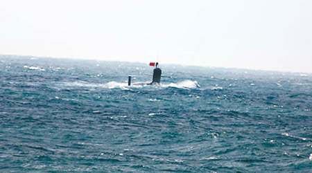 日方公布照片，顯示潛艇浮出水面後升起五星旗。（互聯網圖片）