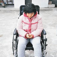 王麗因身體偏癱現需坐輪椅。（互聯網圖片）
