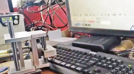 惠州驚現「機械人搶票鍵盤手」。（互聯網圖片）