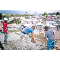 海地早年遭遇大地震，不少民眾仍滯留難民營。（美聯社圖片）