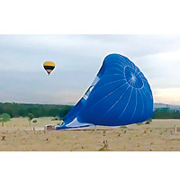 熱氣球降落時遇上強風墜毀。（電視畫面）