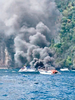 快艇爆炸起火，產生濃煙。（互聯網圖片）