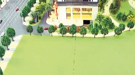 模型顯示綠地<br>樓盤模型顯示，涉事的C幢單位旁是一片空地。（互聯網圖片）