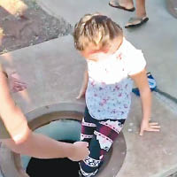 有小孩要躲進水渠暫避。（互聯網圖片）