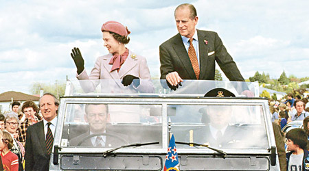 英女王（左）及菲臘親王（右）於八一年訪新西蘭時站在開篷車上。