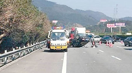 一名女乘客在車禍中被拋出車外。（互聯網圖片）