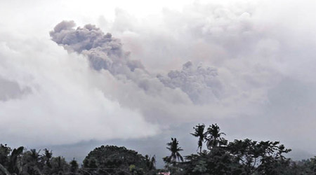 馬榮火山冒出火山灰。（美聯社圖片）