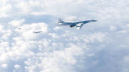 英國皇家空軍發放照片可見，近距離有兩架俄羅斯轟炸機。（美聯社圖片）