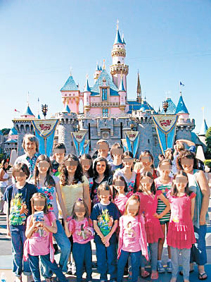 特平夫婦多次冒險帶子女到加州迪士尼樂園遊玩。（資料圖片）
