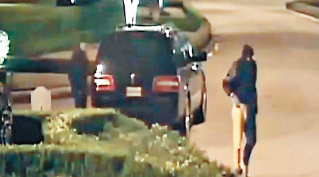 德州警方公布閉路電視片段，顯示有兩名男子涉案。（互聯網圖片）