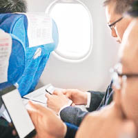 不少乘客體驗空中上網服務。