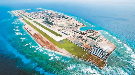 中國在南海島礁興建機場等設施。（資料圖片）