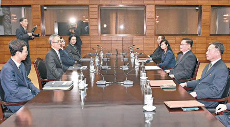 玄松月（右三）早前出席與南韓代表的工作會談，商討藝術團訪韓一事。（資料圖片）