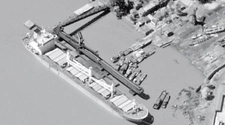 衞星圖片顯示其中一艘中國船在裝上煤炭。（互聯網圖片）